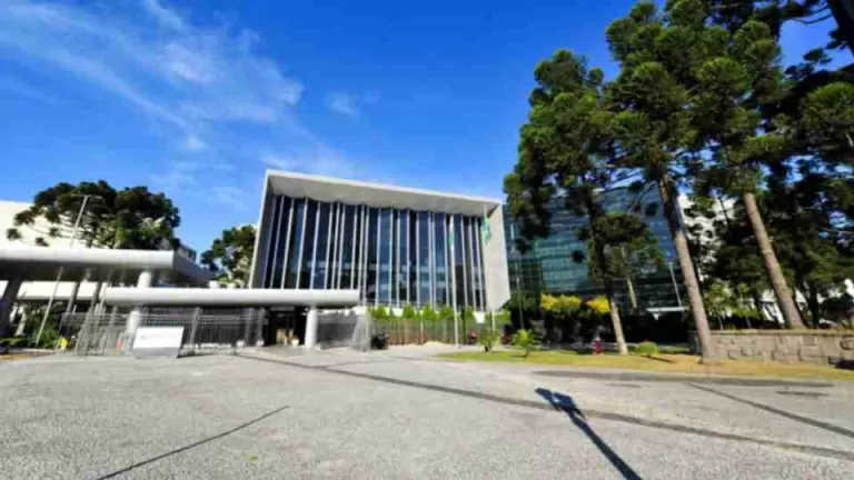 Filiação partidária no Paraná cai em 10 anos, muda de lado político e acompanha o poder