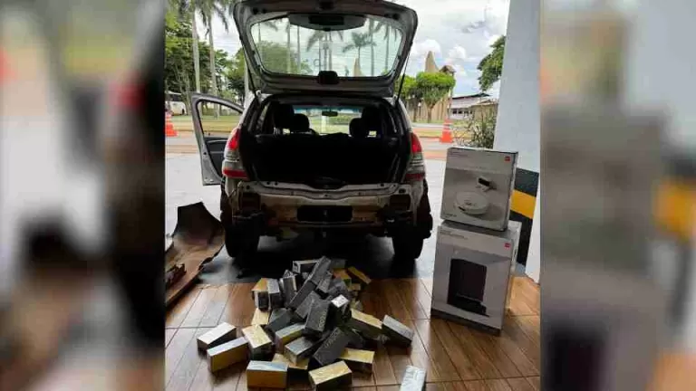 Carga de 67 celulares é encontrada em fundo falso de carro na PR-182