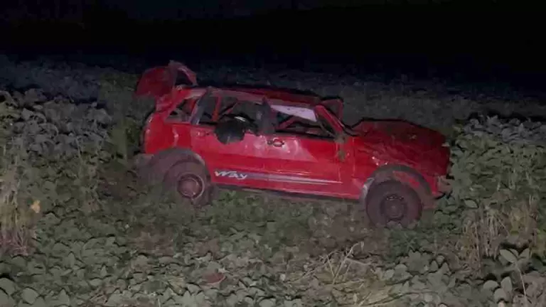 Saída de pista seguida de capotamento deixa quatro feridos na BR-163, em Cascavel