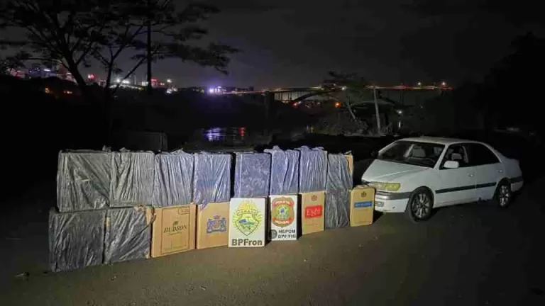 Veículo com 850 pacotes de cigarros contrabandeados é apreendido em Foz do Iguaçu