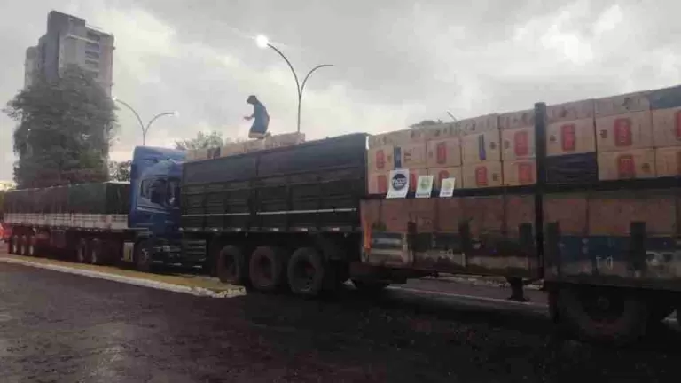 Paraguaios são presos com comboio de cigarros contrabandeados na BR-277