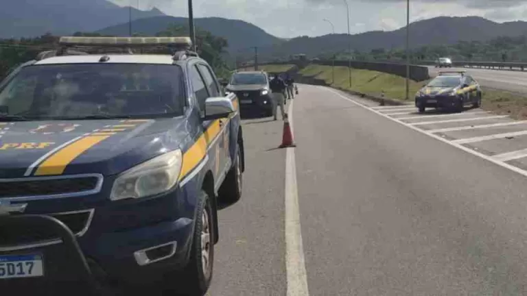 Boliviano sem CNH é flagrado pilotando moto com mais de R$ 24 mil em débitos na BR-277