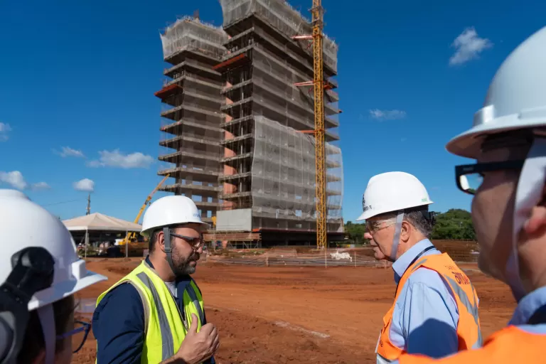Diretoria técnica da Itaipu visita obras do futuro Campus da Unila