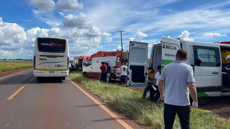Colisão entre ônibus de trabalhadores e caminhão mobiliza atendimento na PR-182 em Palotina