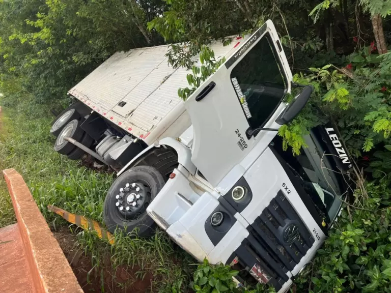 Caminhão sai da pista após manobra para evitar colisão na PR-589 em Nova Santa Rosa