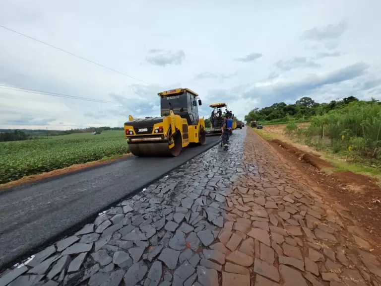 Iniciada a pavimentação asfáltica sobre pedras irregulares na Linha Concórdia