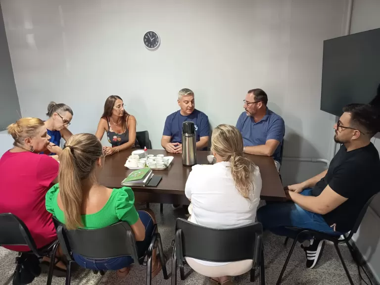 Secretaria de Educação realiza reunião com a direção do Colégio Eron Domingues