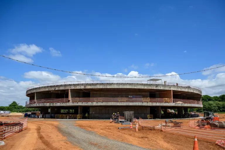 Ministro da Educação destaca parceria da Itaipu em visita às obras da Unila