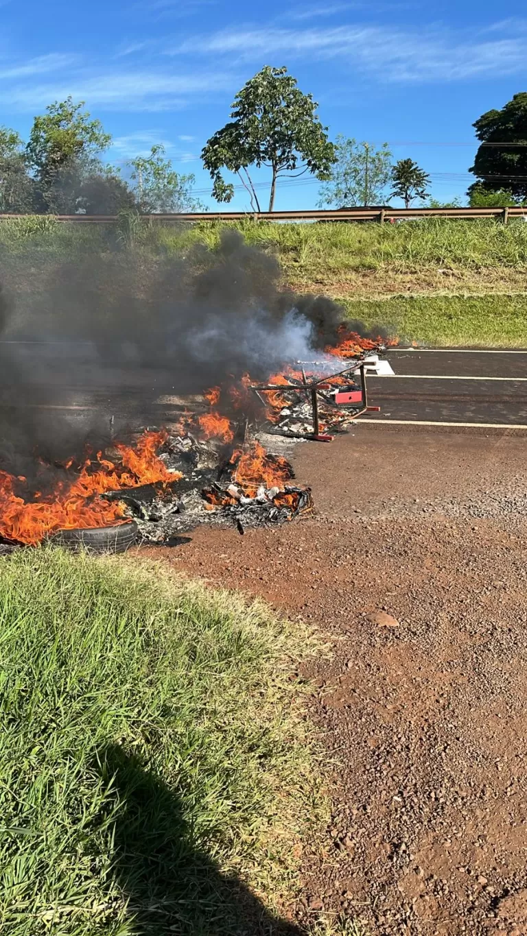 Manifestação interdita parcialmente a BR-277 no bairro Pedreira em Medianeira