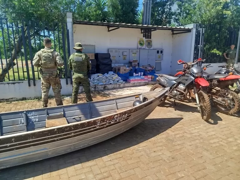 Policiais se camuflam na mata e apreendem agrotóxicos, cigarros, eletrônicos e emagrecedores em Guaíra