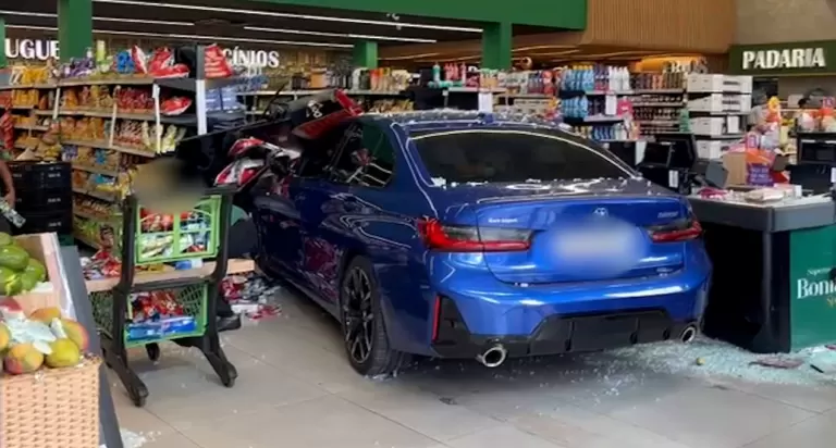 BMW invade supermercado no Centro de Cascavel e deixa duas pessoas feridas