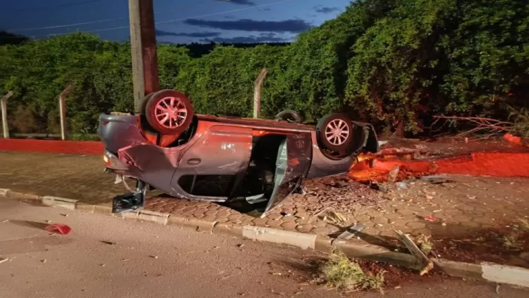 Capotamento deixa motorista ferido na Avenida Atílio Fontana, em Toledo