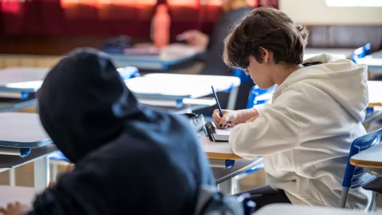Leis estaduais garantem alimentação saudável, cuidado com a saúde e permanência dos alunos nas escolas do Paraná