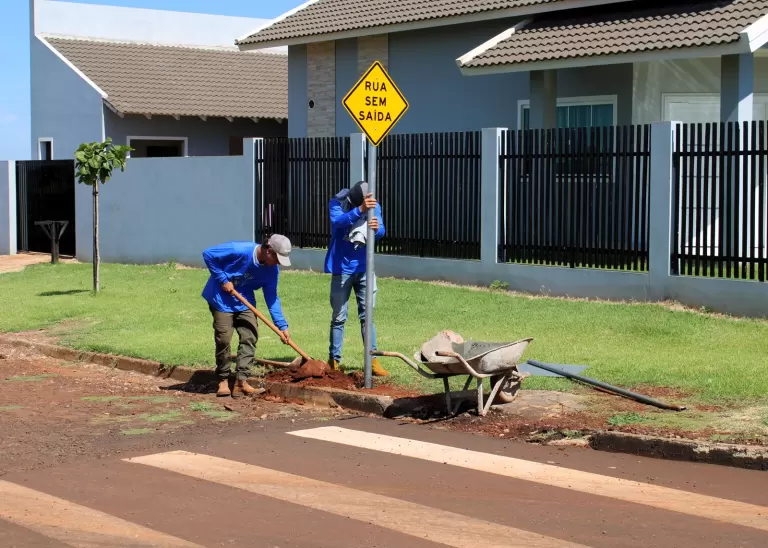 Mercedes recebe mais de 370 novas placas para reforçar a sinalização urbana