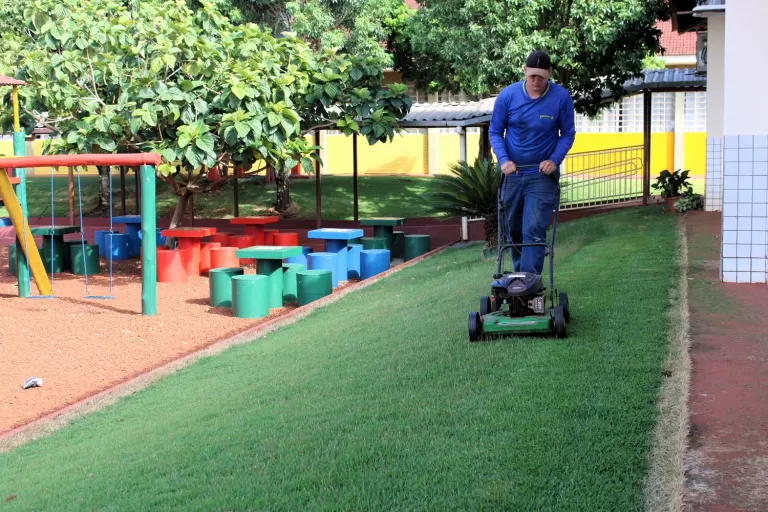 Escola Tiradentes recebe reforma na quadra e troca de cerâmicas em salas de aula