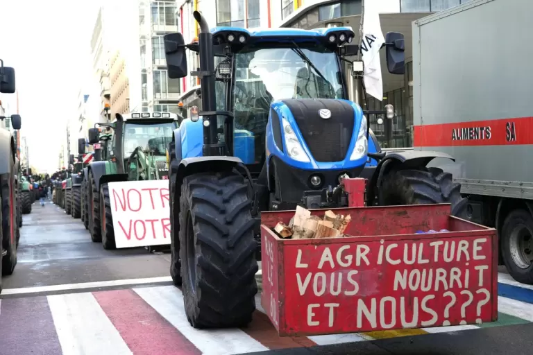 Agricultores franceses bloqueiam ruas de Paris em protesto contra acordo UE-Mercosul