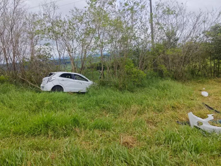 Carro sai da pista, capota na PR-488 e cinco pessoas ficam feridas