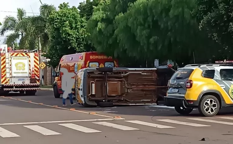 Carro tomba após batida no centro de Marechal Rondon