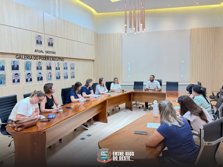 Secretaria de Educação de Entre Rios do Oeste realiza primeira reunião de 2026