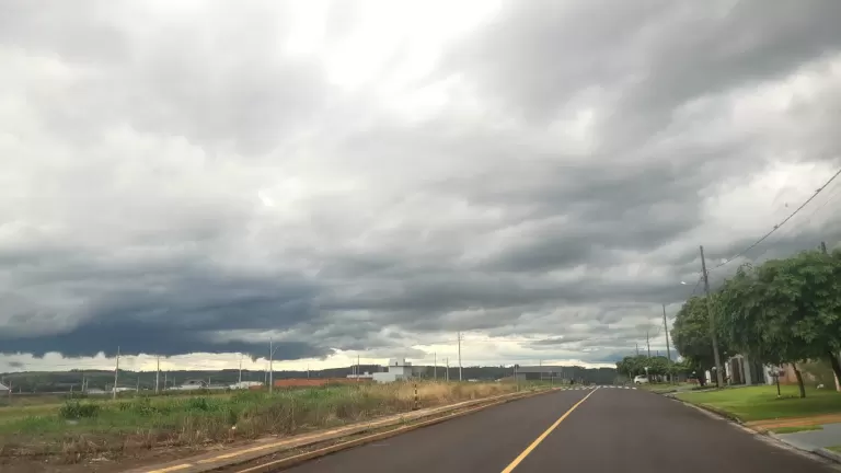 Frente fria muda o tempo e traz chuva para boa parte do Paraná nesta sexta-feira
