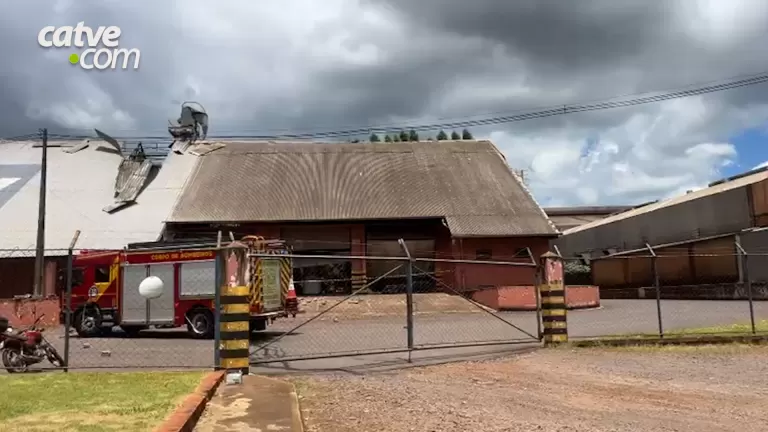 Explosão atinge armazém e empresa é evacuada na BR-277 em Cascavel