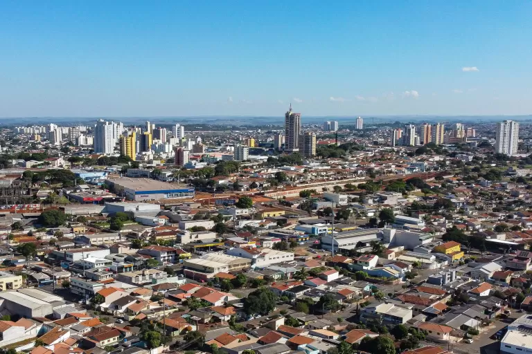 348 cidades do Paraná tiveram saldo positivo de empregos de janeiro a novembro de 2025