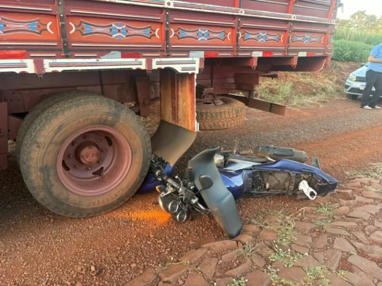 Sol atrapalha visibilidade e moto colide na traseira de caminhão estacionado em Mercedes
