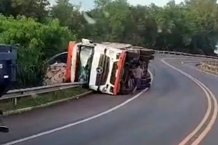Carreta tomba em curva da Ponte Ayrton Senna
