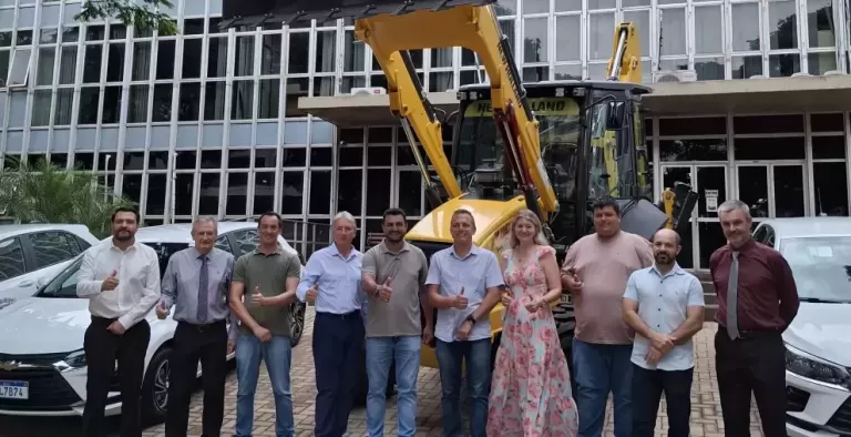 Marechal Rondon recebe uma retroescavadeira para a frota de máquinas