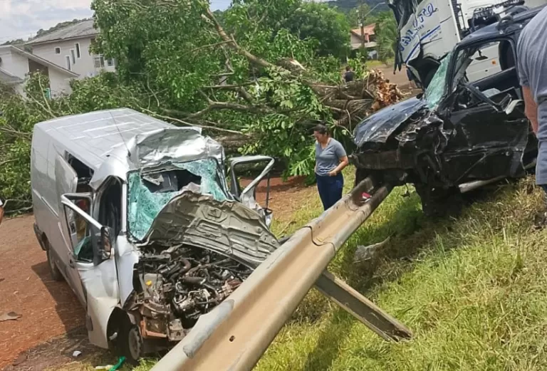 Acidente entre van e caminhão-tanque deixa um morto e três feridos na BR-277