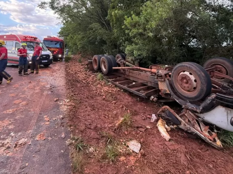 Caminhão fica destruído em Terra Roxa e motorista é resgatado com vida