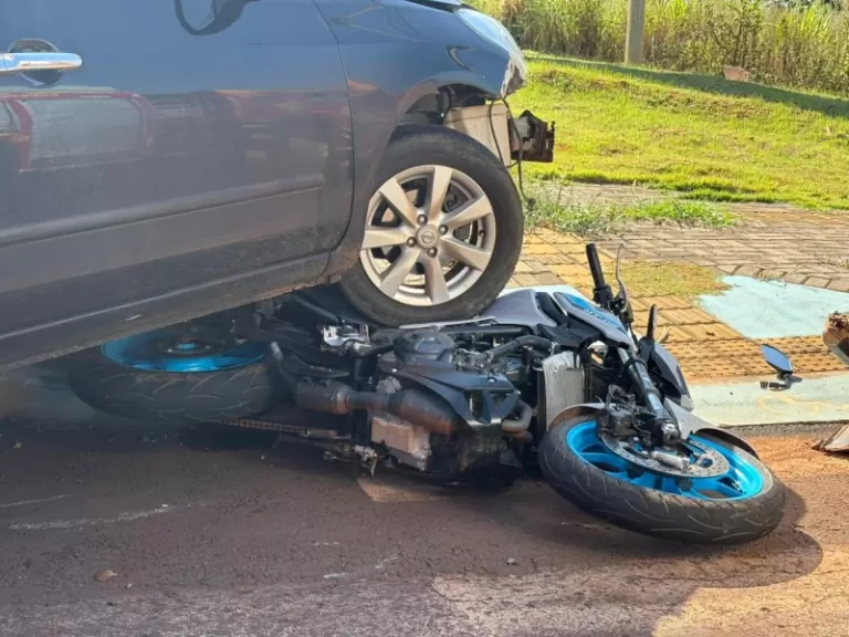 Moto fica presa embaixo de carro após forte batida em Marechal Rondon