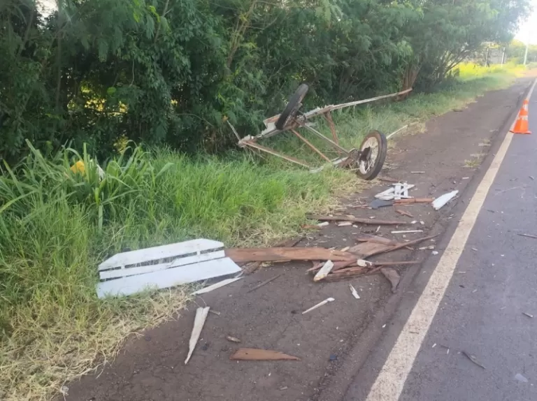 Colisão entre caminhonete e carroça deixa três feridos na PR-272