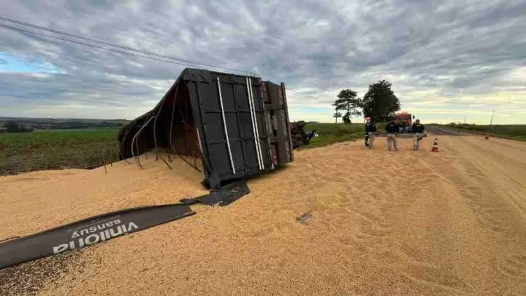 Tombamento de caminhão na BR-369 deixa uma vítima fatal