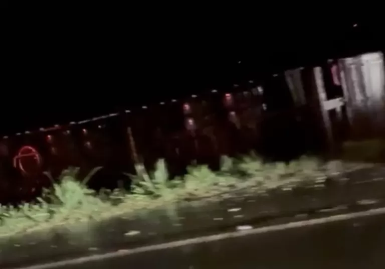 Acidente envolve duas carretas na BR-163 entre Guaíra e Mercedes