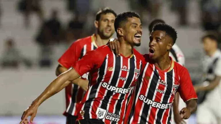 São Paulo vence a rebaixada Ponte Preta e confirma ida às quartas
