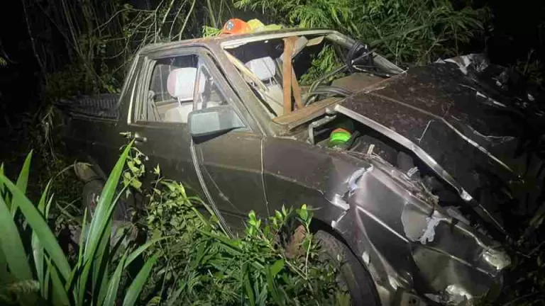 Veículo com alerta de furto se envolve em acidente e motorista foge