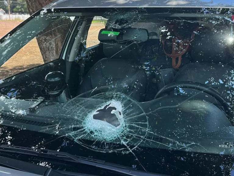 Pedra atinge para-brisa de carro e deixa mulher ferida na BR-163 em Mercedes