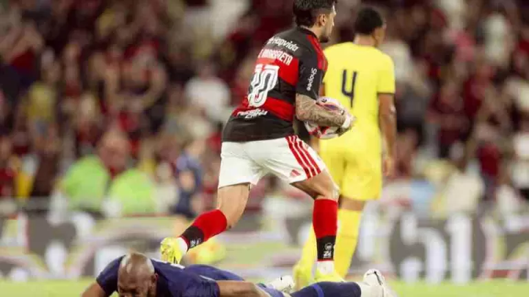 Flamengo vence Madureira por 3 a 0 e abre vantagem na semifinal do Carioca