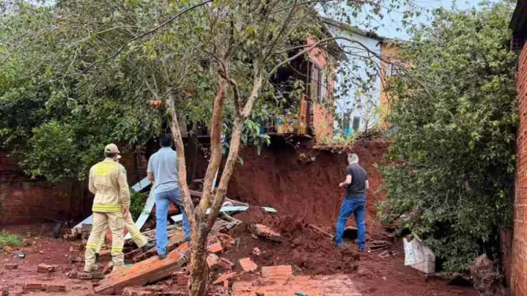 Após 60 milímetros de chuva, deslizamento atinge casa no Santa Clara IV e mobiliza Defesa Civil em Toledo