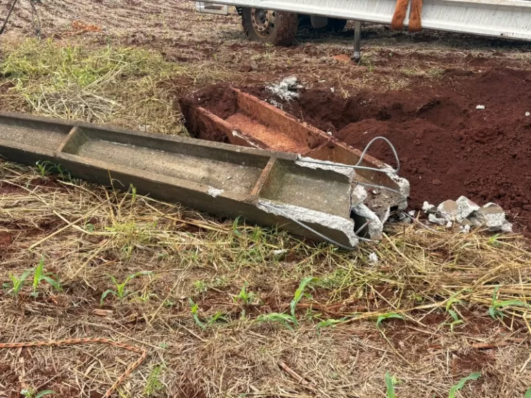 Poste quebra e cai sobre trabalhador em Mercedes