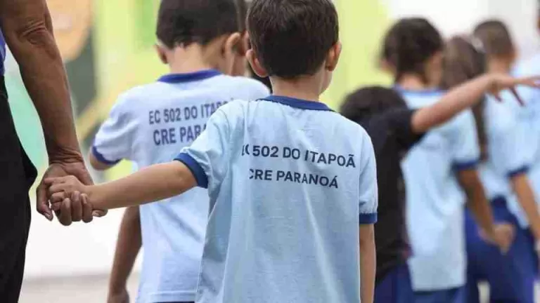 Alunos de escola no DF são “punidos” com flexão e PMs são afastados