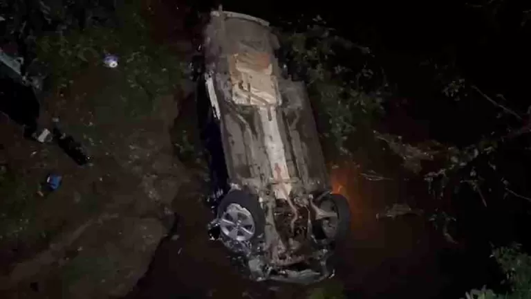 Carro cai de ponte da região e fica destruído