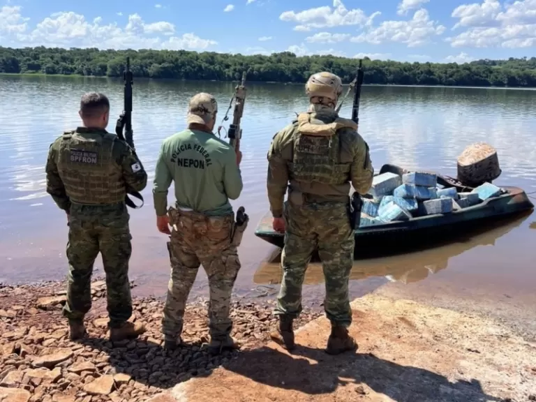 Lancha com R$ 2,6 milhões em droga é apreendida em Mercedes