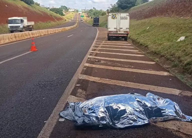 Mulher morre ao ser atropelada por caminhão na PRC-467