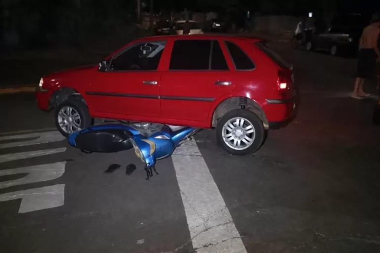 Acidente entre carro e moto deixa mãe e filho feridos em Toledo