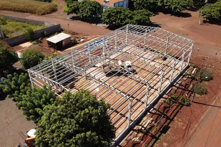 Quadra da Escola Almirante Barroso em Vila Curvado recebe cobertura