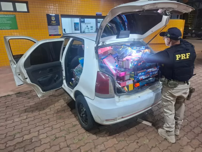 PRF apreende carro com brinquedos e caminhão com 1.600 vapes em Cascavel