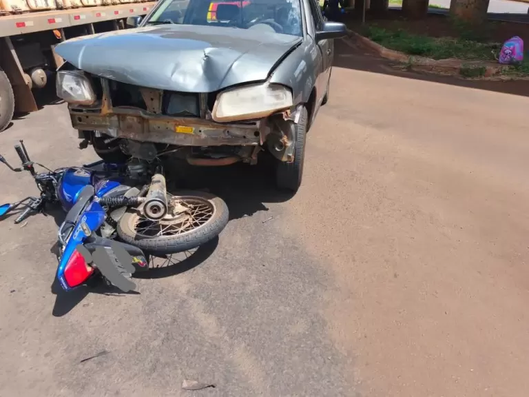 Moto fica presa embaixo de carro em acidente em Marechal Rondon