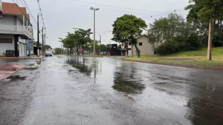 Ventania e chuva mudam tempo em Marechal Rondon no fim da tarde